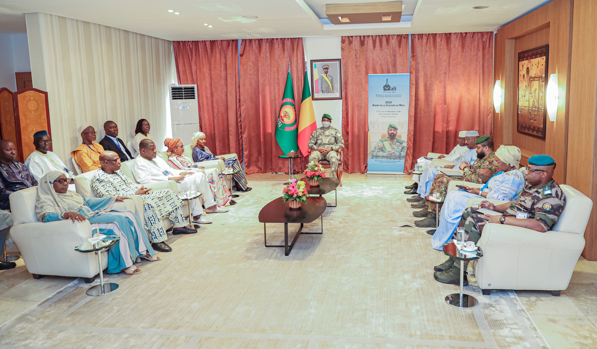 Le Président Assimi GOÏTA accorde une audience à une délégation de l’Union des Instituts d’Audit Interne de l’Afrique de l’Ouest