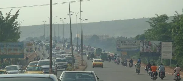 Après plusieurs semaines marquées par une tension palpable sur le marché des hydrocarbures, les signaux semblent enfin au vert. De Bamako à Ségou en passant par Koulikoro, les autorités régionales multiplient les efforts pour rétablir un approvisionnement régulier en carburant. Grâce à une meilleure coordination entre les services techniques, les forces de sécurité et les responsables des stations-service, la situation connaît une amélioration notable depuis le début du mois de novembre. Après plusieurs semaines marquées par une tension palpable sur le marché des hydrocarbures, les signaux semblent enfin au vert. De Bamako à Ségou en passant par Koulikoro, les autorités régionales multiplient les efforts pour rétablir un approvisionnement régulier en carburant. Grâce à une meilleure coordination entre les services techniques, les forces de sécurité et les responsables des stations-service, la situation connaît une amélioration notable depuis le début du mois de novembre.