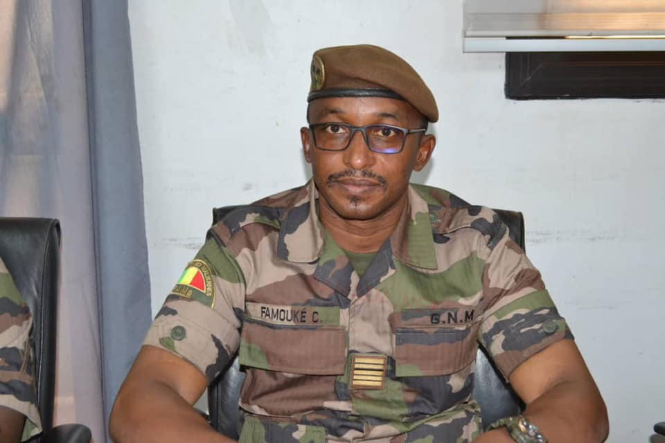 Dans les coulisses de la guerre silencieuse qui se joue sur les routes du Sud malien, un nom circule avec respect dans les rangs militaires et les cercles stratégiques : Famouké Camara, Général de Brigade, Chef d’État-Major de la Garde Nationale, et commandant de l’opération spéciale FUGA KÉNÉ.