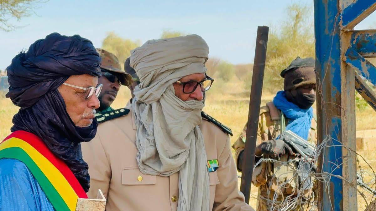 La Région de Kidal continue de tracer sa voie vers la stabilité, la paix et la relance du développement. Le vendredi 7 novembre 2025, le Gouverneur de la région, le Général de Division Elhadji Gamou, a conduit une importante mission de terrain à Koniba, dans le Cercle de Takalote, accompagné d’une forte délégation administrative, militaire et technique. La Région de Kidal continue de tracer sa voie vers la stabilité, la paix et la relance du développement. Le vendredi 7 novembre 2025, le Gouverneur de la région, le Général de Division Elhadji Gamou, a conduit une importante mission de terrain à Koniba, dans le Cercle de Takalote, accompagné d’une forte délégation administrative, militaire et technique.
